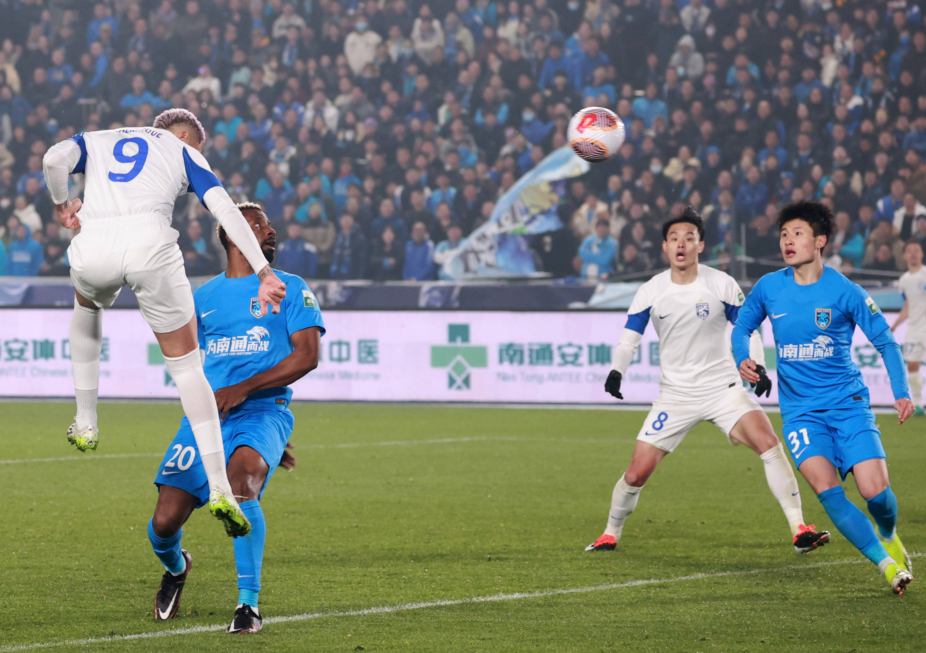 足球比赛激烈上演争雄场面