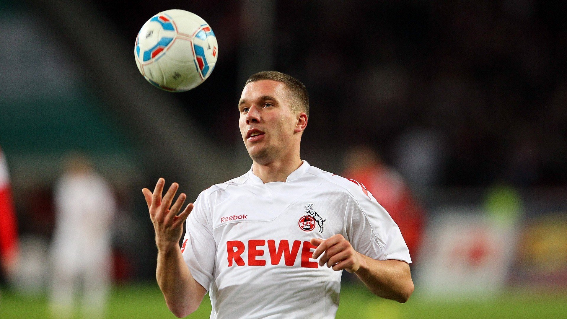 三十九年，两次窒息，人类唯一无法破解的，是足球场上那个缓慢燃烧的刹那