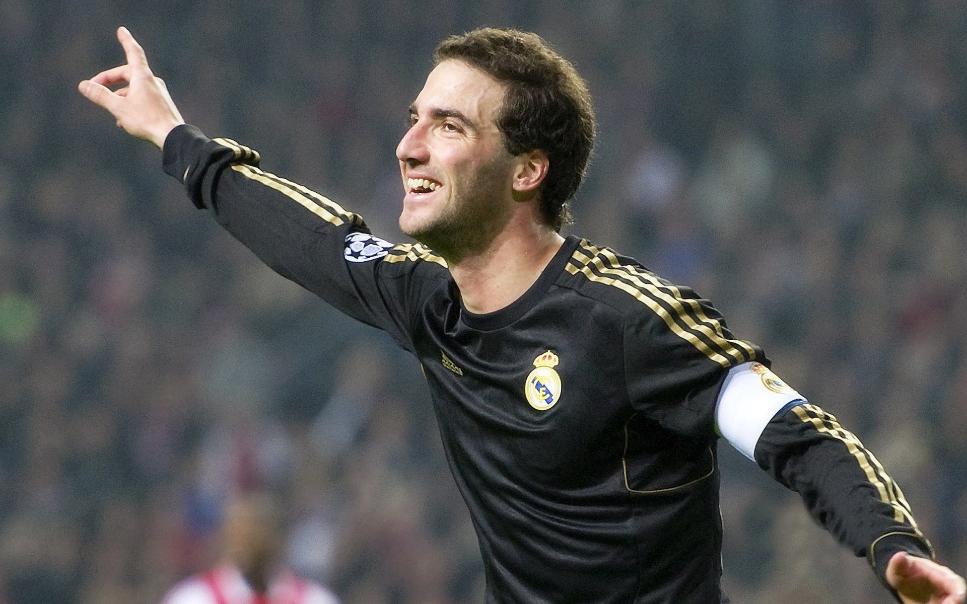 双重减速弯，F1新赛季的引擎轰鸣与沙特绿茵的强势终结